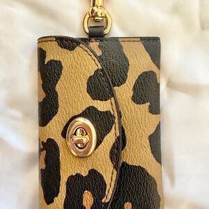 Coach Turnlock Card Case Leopard Print CD817G